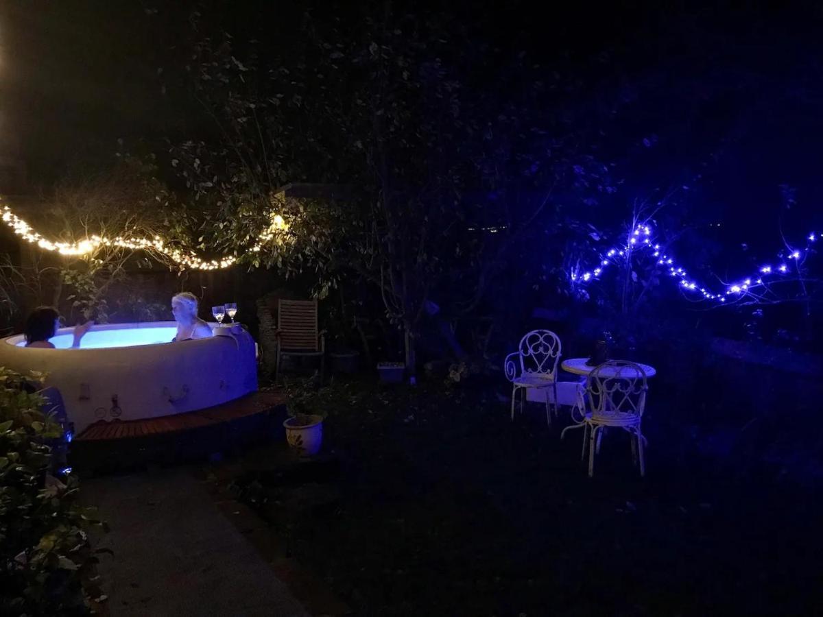 Bijou Cottage In Bronte Country With Wood-Burning Stove & Hot Tub Spa 호어스 외부 사진